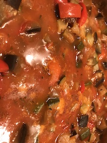 Känn dig fransk och gör den mustiga grönsaksröran ratatouille med aubergine, zucchini, paprika och tomat i huvudrollen. Ge stekning och kokning lite tid och kärlek, det vinner smakerna på. Passar bra till lammracks, stekt fisk eller som bas till annat.