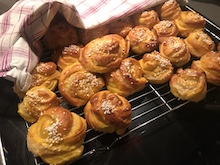 Fördegen gör att jäsningen kommer igång snabbare. Här är det viktigt att arbeta degen länge. Då bildas det mer gluten vilket ger en elastisk deg och fina bullar.