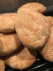 De perfekta frukostbröden - som också passar bra till matsäcken eller till soppor. Med samma deg kan man välja om man vill göra frallor eller tekakor.