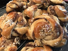 De här kanelbullarna blir härligt saftiga tack vare att man gör en fördeg som får jäsa innan man lägger till resterande ingredienser.
