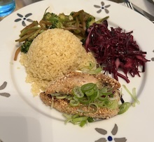 Kycklingfiléer panerade med sesamfrön och sojafräst broccolisallad, rödkål och bulgur. Kan det bli godare?