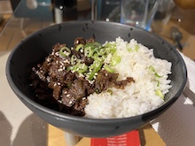 Yakiniku, som betyder grillat kött, är en populär japansk rätt där tunna skivor kött snabbt grillas och ofta doppas i en söt sojasås. Rätten serveras med ris, grönsaker och sesamfrön.