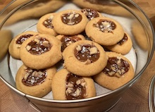 Karamelligt brunt socker, nötigt brynt smör och den mjuka runda sötman från kola, det är ingredienserna till julen bak.